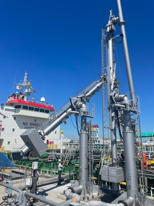 GS칼텍스가 수출한 CORSIA SAF 수출선이 지난 13일 일본 치바항 부두에 도착해 일본 나리타 공항 항공유 탱크로 양하되고 있다. GS칼텍스 제공.